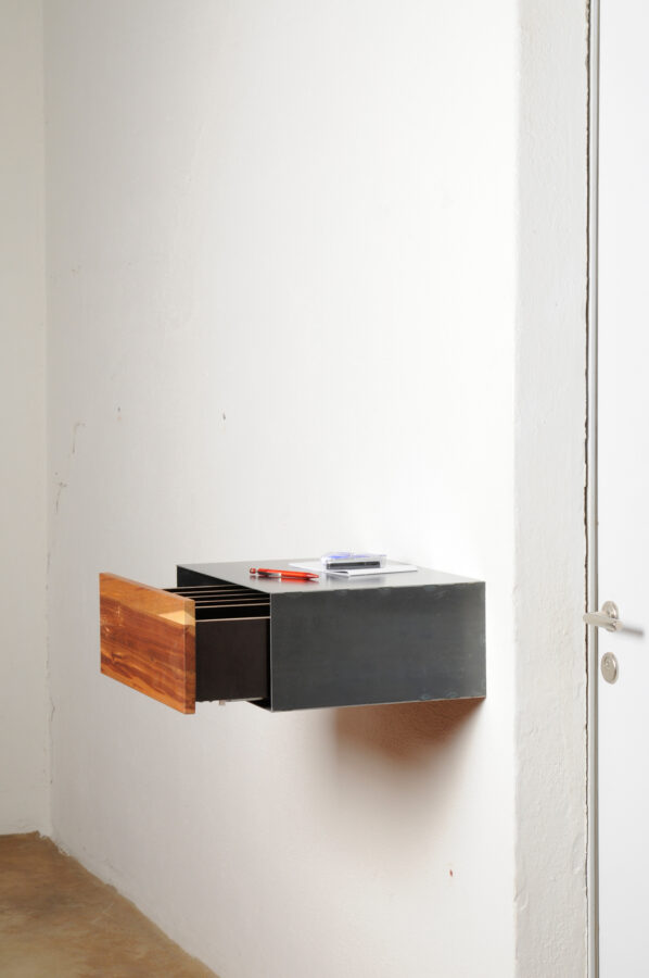 Die 1er Rohstahlboxx kann als schwebendes Wandmöbel oder als Nacht- oder Beistelltisch auch mit Rollen gewählt werden.