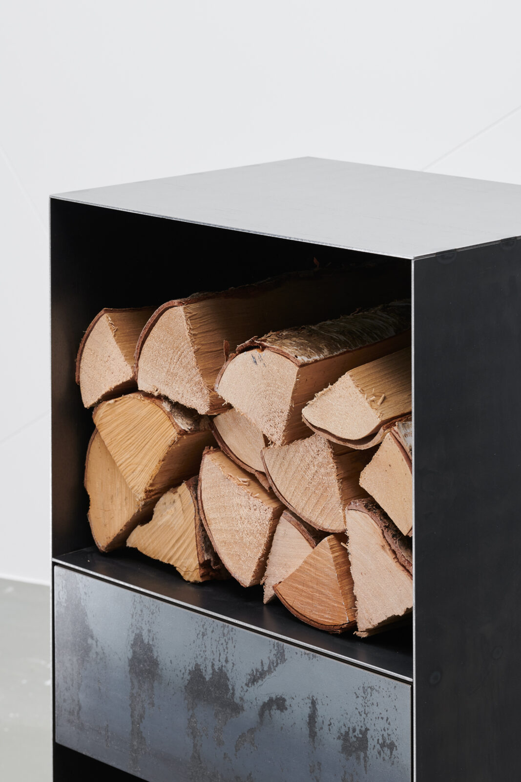 Rohstahl Holzregal auf Rollen — Schreinerei Spicher AG